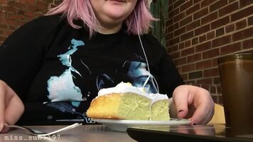 its my reddit birthday! eat cake with me ;)