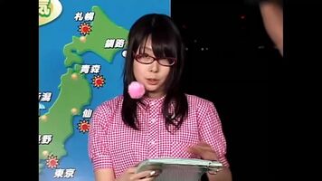 Kotani Chiaki is careful in giving the weather forecast.