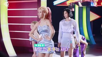 TWICE - Bouncy Sana
