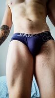 I like the way the waistband snap makes my bulge jiggle 🤷‍♂️