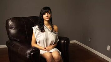 Shanaya Stripteasing