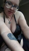 This thick, horny alt babe ready to please! Cum and get kinky with me this afternoon and evening.