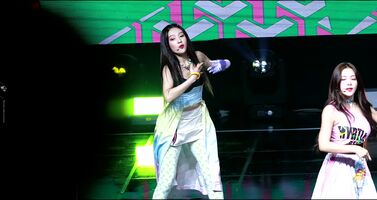 Red Velvet - Joy and Yeri with the triple stroke