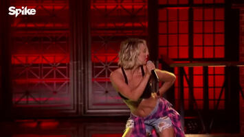 Kaley Cuoco shaking her tushy
