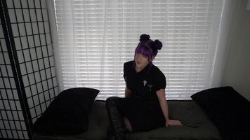 To no ones surprise here is a new deepthroat video 