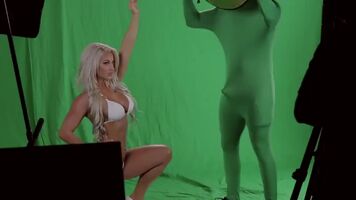 Trying to find the full vid for this. I feel like I’ve seen it somewhere and she helps him out but this version ends before that happens.