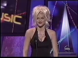 Anna Nicole Smith being a drunk bimbo at an awards show