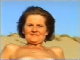 Retro : Amy pees on her naked mother on a nudist beach